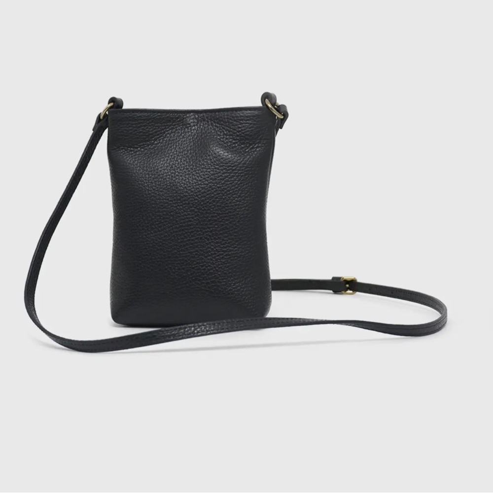 Quince Italian pebbled leather cellphone crossbody in black